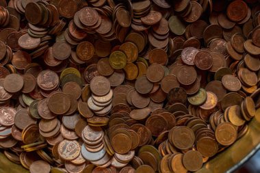 Tapınaktaki inançlarına ve Budizm 'e olan inançlarına göre çok sayıda madeni para tapınağa kondu. Budistlerin tapınağa getirdikleri madeni paralar