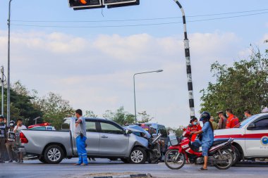Chiang Mai Thai 1 Ocak 2021 kaza, bir pikap kamyona çarptı ve kontrolünü kaybetti. Yangın bir elektrik direğine çarptı ve hasar gördü. Bu kazada yaralananlar oldu..