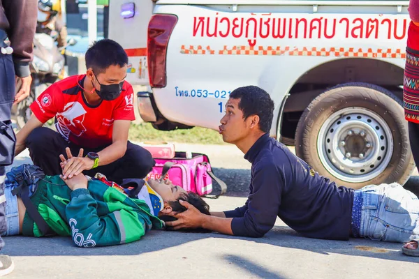 Чианг Май Тай Декабря 2020 Спасатели Помогают Пострадавшим Аварии Мотоцикле — стоковое фото