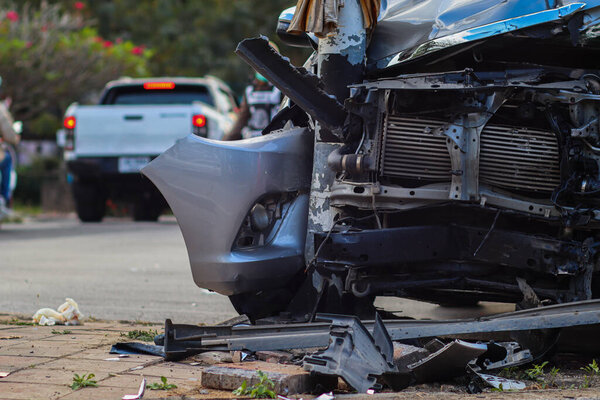 Accident, a pickup truck collided with a pickup truck and lost control. The fire collided with an electric pole and damaged. There were injuries in this accident.