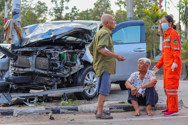 Chiang Mai Thai 1 Ocak 2021 kaza, bir pikap kamyona çarptı ve kontrolünü kaybetti. Yangın bir elektrik direğine çarptı ve hasar gördü. Bu kazada yaralananlar oldu..