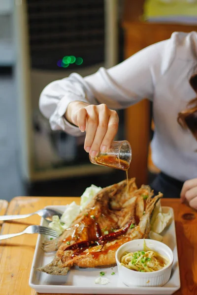 Branzino Fritto Con Salsa Pesce Salsa Frutti Mare Piccante Piatto — Foto Stock