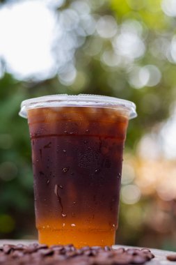 Buzlu Portakal Kahvesi 'nin kafeinli içeceği müşteri siparişlerinin üzerine konur çünkü kafein içeren içecek ferahlatıcıdır ve daha verimli çalışmaktadır. Reklamlar için alan kopyalayın