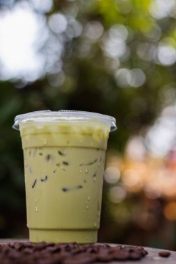 İçecek içeren buzlu yeşil çay içeceği müşteri siparişlerinde tezgaha konur çünkü kafein içeren içecek tazeleyicidir ve daha verimli çalışabilmektedir. Reklamlar için alan kopyalayın