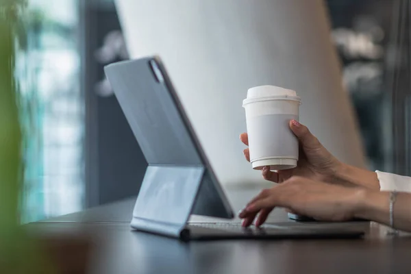 Businesswoman Holds Paper Cup Hot Coffee Using Internet Connected Tablet — Zdjęcie stockowe