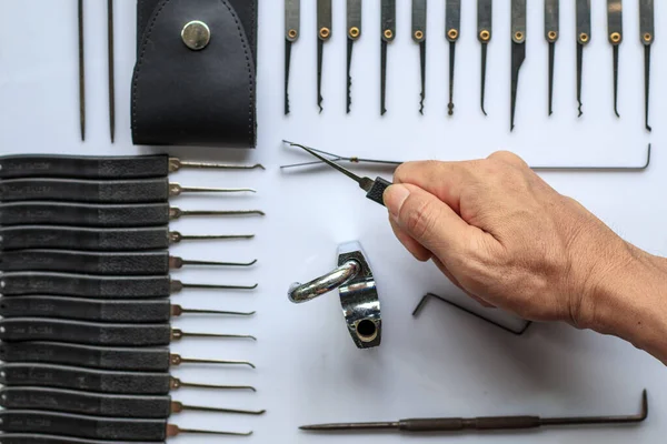 锁匠手中的许多钥匙都是需要技巧和实践的工具 可以用可用的锁匠工具来开锁或开锁 — 图库照片