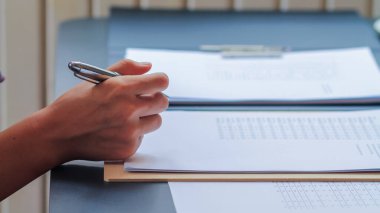 Genç bayan, sınava hazırlanması gereken ders kitaplarındaki bilgileri anlamak ve öğrenmek için dersleri gözden geçiriyor. Anlamak için kitaptaki dersleri okuma konsepti.