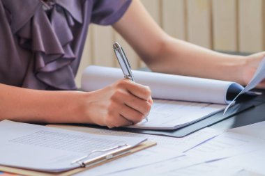 Genç bayan, sınava hazırlanması gereken ders kitaplarındaki bilgileri anlamak ve öğrenmek için dersleri gözden geçiriyor. Anlamak için kitaptaki dersleri okuma konsepti.