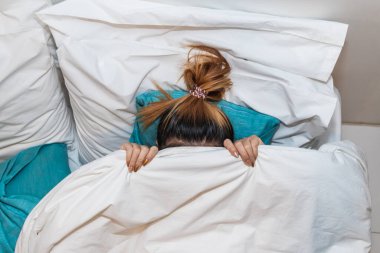 Yumuşak Odaklanma ve Yumuşak Odaklanma, genç bir kadın uykusuzluktan muzdarip olduğu için sabah uyandıktan sonra uykulu ve daha az dinç hisseder..