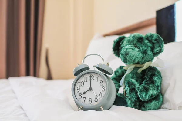 Despertador Estilo Vintage Senta Lado Ursinho Pelúcia Verde Sua Cama — Fotografia de Stock