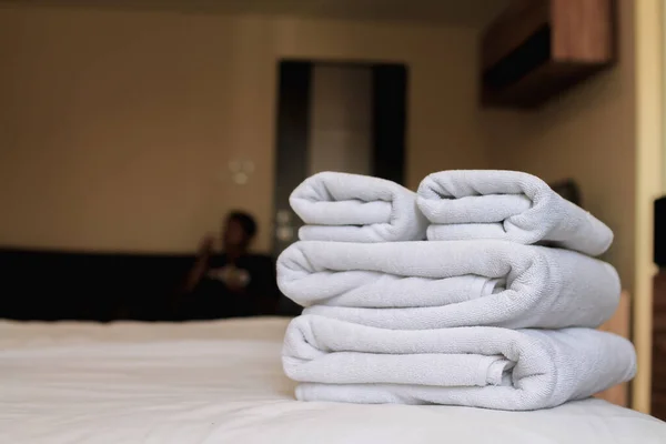 Saubere Weiße Handtücher Werden Neben Dem Bett Gefaltet Damit Die — Stockfoto