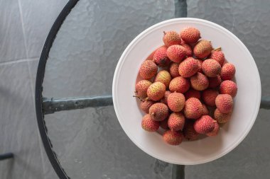 Liçi kabuklu meyveler, turistlere bahçeden liçi almadan önce taze liçi ürünlerinin tadına bakmaları için çok sayıda servis ediliyor..