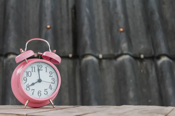 Reloj Despertador Rosa Descansa Viejo Balcón Madera Fondo Borroso Techo — Foto de Stock