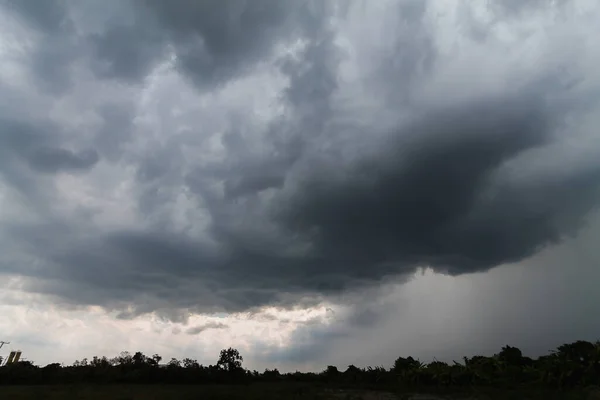 天空中形成的暴雨使许多乌云挡住了阳光 并在雨前形成强风 由于夏季的暴风雨 天空中形成了乌云 — 图库照片