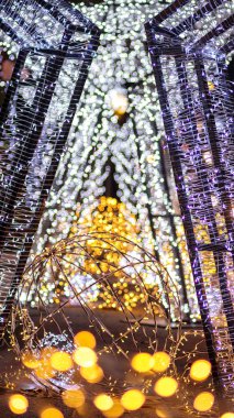 Noel ışıklarının bulanık arkaplanı Noel ve yeni yılı kutlamak için şehri süslüyor. Kutlamalar için arkaplan ışıkları ve metin için kopya alanı