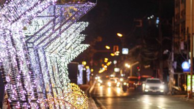 Noel ışıklarının bulanık arkaplanı Noel ve yeni yılı kutlamak için şehri süslüyor. Kutlamalar için arkaplan ışıkları ve metin için kopya alanı