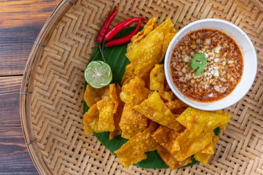 Tavuk, sebze ve baharata sarılmış çıtır börekler restoranın içindeki ahşap bir masada beyaz bir tabakta servis edilir. Kızarmış hamur tatları lezzetleriyle ünlüdür..