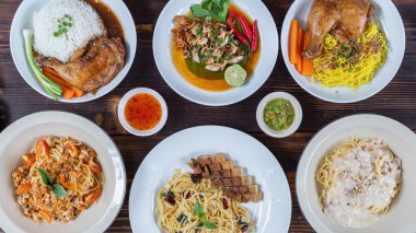 Birçok tabak beyaz tabakta servis edilir ve ardından aile bireyleri ve arkadaşlar için ahşap masalarda hazırlanır. Partiye hazırlanmak için bir sürü yemek hazırlıyorum..