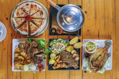 Yılbaşı arifesinde aile ve arkadaşlar ziyafetine hazırlanmak için çeşitli tabaklar masaya konur. Festival sezonunda aile ve arkadaşlar için çeşitli yemek hazırlama fikirleri.