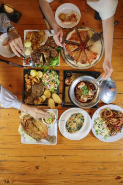 Yılbaşı arifesinde aile ve arkadaşlar ziyafetine hazırlanmak için çeşitli tabaklar masaya konur. Festival sezonunda aile ve arkadaşlar için çeşitli yemek hazırlama fikirleri.