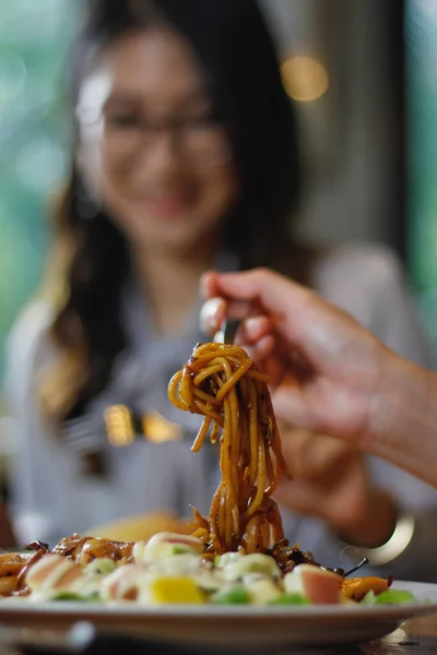 Donna Asiatica Che Mangia Spaghetti Con Salsa Frutti Mare Piccante — Foto Stock