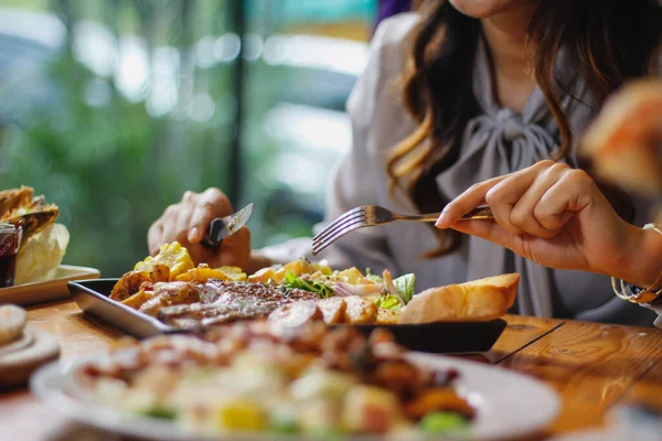 Una Varietà Piatti Sono Disposti Sul Tavolo Preparare Banchetti Famiglia — Foto Stock