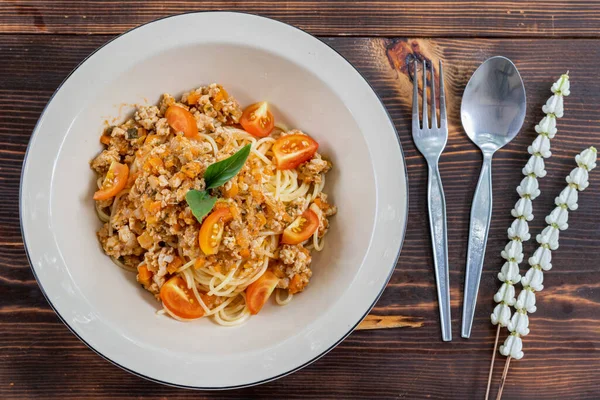 Spaghetti Mit Tomatensauce Und Hähnchenhackfleisch Heißen Thai Stil Gebraten Zart — Stockfoto