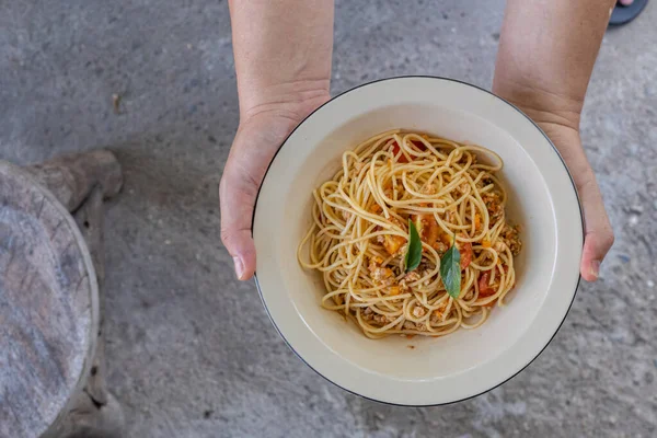 Spaghetti Mit Tomatensauce Und Hähnchenhackfleisch Heißen Thai Stil Gebraten Zart — Stockfoto