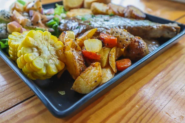 Grilled Beef Steak Gravy Served Fruit Vegetable Salad Black Ceramic — Stock Photo, Image