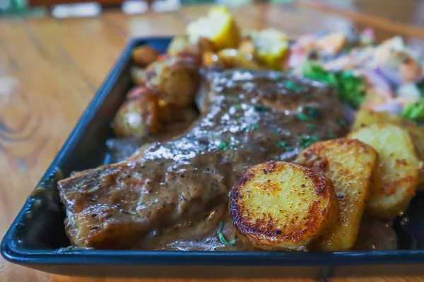 Grilled Beef Steak Gravy Served Fruit Vegetable Salad Black Ceramic — Stock Photo, Image