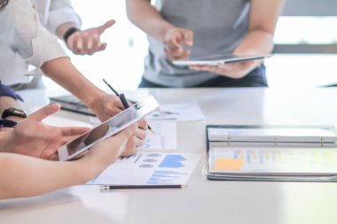 Yatırım yapan girişimciler, en iyi kazancı elde etmek ve bir yatırım danışmanının tavsiyelerini dinlemek için pazarlama ve yatırımlarını planlıyorlar..