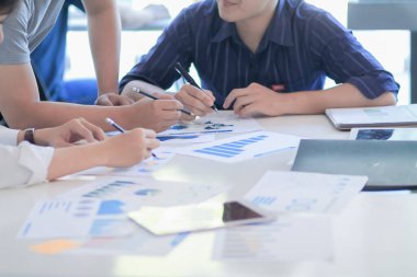 Yatırım yapan girişimciler, en iyi kazancı elde etmek ve bir yatırım danışmanının tavsiyelerini dinlemek için pazarlama ve yatırımlarını planlıyorlar..