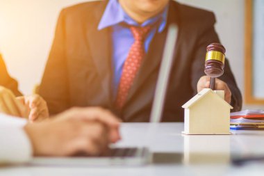 Emlak şirketleri emlak müzayedelerini, emlak veya kiralık konut arayan kişilerin emlak fiyatlarına uygun fiyatlarla teklif verebilmeleri için pazarlıyorlar..