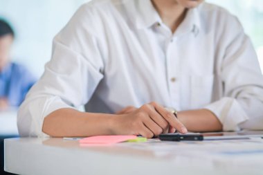 Yatırım yapan girişimciler, en iyi kazancı elde etmek ve bir yatırım danışmanının tavsiyelerini dinlemek için pazarlama ve yatırımlarını planlıyorlar..