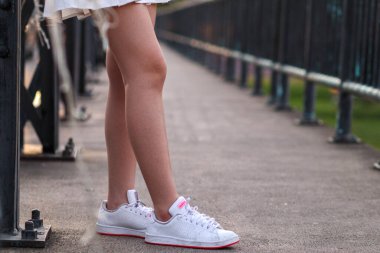 Chiang Mai Thai 11 Şubat 2022 Kız eski spor ayakkabılarını giyiyor çünkü bu ayakkabıları seviyor ve aynı zamanda rahat bu yüzden ayaklarında acı hissetmeden yürüyebiliyor..