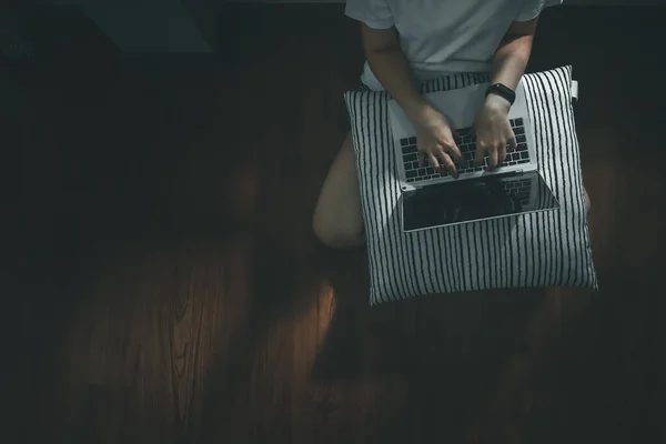 Uma Jovem Mulher Senta Sala Estar Sozinha Usa Laptop Para — Fotografia de Stock