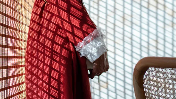Силует Жінки Червоній Вінтажній Сукні Стоїть Біля Вікна Руці Тримає — стокове фото