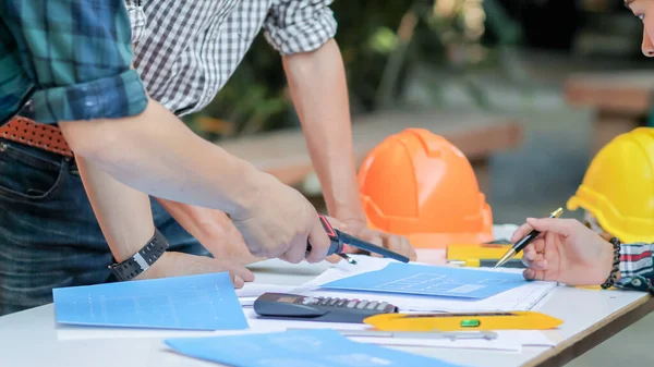 Blurred Image Engineer Giving Advice Consulting Designer Find Out Construction — Stockfoto