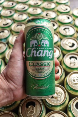 Chiang Mai Tayland 13 Ağustos 2022 genç adamın elindeki Chang biraları toplandı ve alüminyum kutu geri dönüşüm şirketlerine satıldı. İçecek kutularını geri dönüştürerek çevre dostu kavram