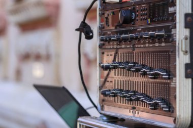 Yumuşak Odaklanma ve Yumuşak Odaklanma, antrenman odasında güç yükselticisinin yakın çekimleri Bulanık arka planda güzel ve klasik şekilde güç yükselticisini görmeyi mümkün kılar