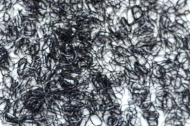 Zeminde çok fazla siyah olan bulanık arka plan siyah lastik bandı tasarım için mükemmel bir arka plan ve reklam metni için de kopyalama alanı. Siyah bantlı saç lastiği arkaplanı ve metin için boşluğu kopyala