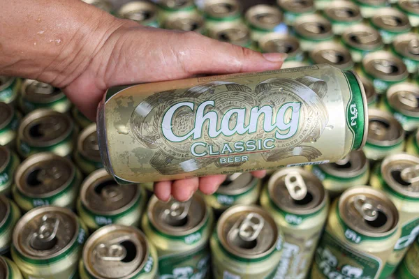 Chiang Mai Thailandia Agosto 2022 Lattine Birra Chang Nelle Mani — Foto Stock