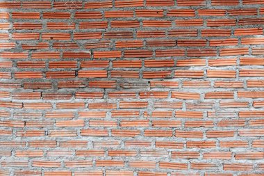 Ev duvarları için inşaat işçileri tarafından inşa edilen ve müteahhitler tarafından kontrol edilen tuğla duvar arka planı. Duvarı betonla kaplamadan önce tuğla duvar güzel ve eksiksiz görünüyor..