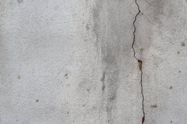 Beton yüzeyin arka planı beton duvardaki deseni ve çatlakları gösteriyor. Bir süre sonra beton duvar ısı ve titreşim nedeniyle çatlıyor..