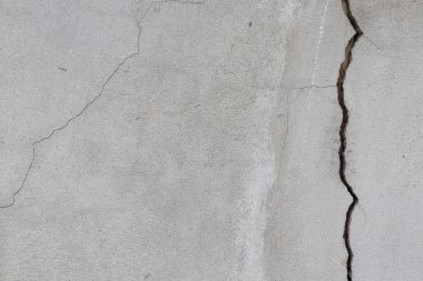 Beton yüzeyin arka planı beton duvardaki deseni ve çatlakları gösteriyor. Bir süre sonra beton duvar ısı ve titreşim nedeniyle çatlıyor..