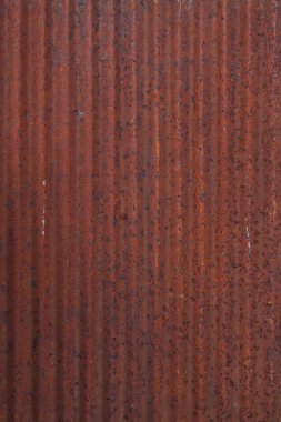 Paslanmış metal yüzeyler tuhaf renklere neden oluyor. Metalin yüzeyi paslanmış, korozyon metalin paslanmasından dolayı uzun süre eski görünmesine neden olmuş..