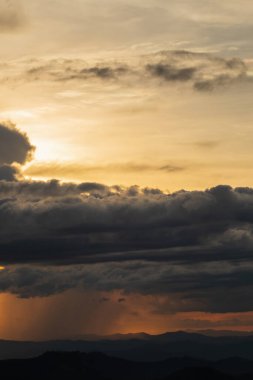 Alacakaranlıkta gökyüzünün güzel manzarası doğal gökyüzünün güzel renklerini görmeyi mümkün kılıyor. Gün batımından sonra akşam gökyüzünün güzel renkli arkaplanı.