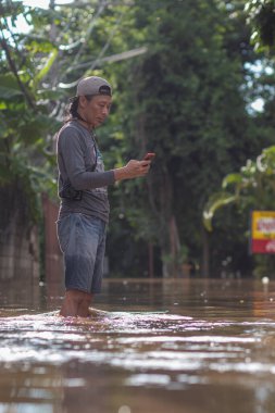 Chiang Mai Thai 3 Ekim 2022 Şiddetli yağmur mevsiminde taşan nehir kıyılarından çekilen sel kurbanlarının resimleri ve yetkililerin yardımları