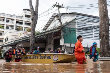 Chiang Mai Thai 3 Ekim 2022 Şiddetli yağmur mevsiminde taşan nehir kıyılarından çekilen sel kurbanlarının resimleri ve yetkililerin yardımları