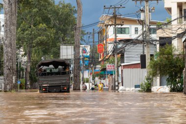 Chiang Mai Thai 3 Ekim 2022 Şiddetli yağmur mevsiminde taşan nehir kıyılarından çekilen sel kurbanlarının resimleri ve yetkililerin yardımları